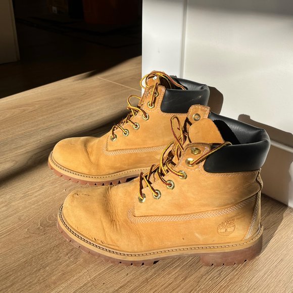 Original Timberland classic boots, boys size 5 - womens size 7 - Picture 2 of 4